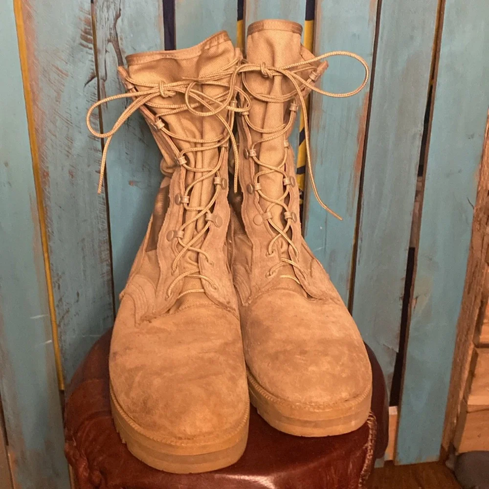 Wellco tan desert combat boots Vibram soles size 9.5 XW